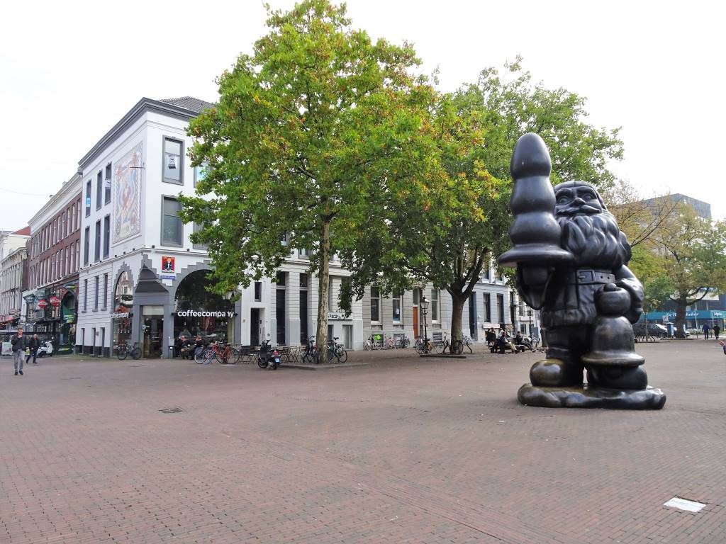 santa claus paul mccarthy kabouter buttplug statue eendrachtsplein street art rotterdam